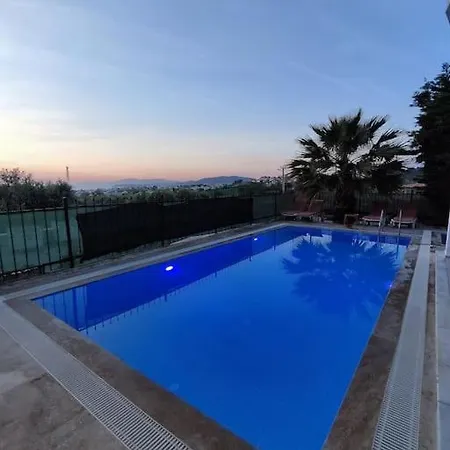 Deniz Manzarali Korunakli Oezel Havuzlu Lueks Villa Kusadasi
