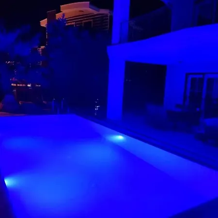 Deniz Manzarali Korunakli Oezel Havuzlu Lueks Kusadasi