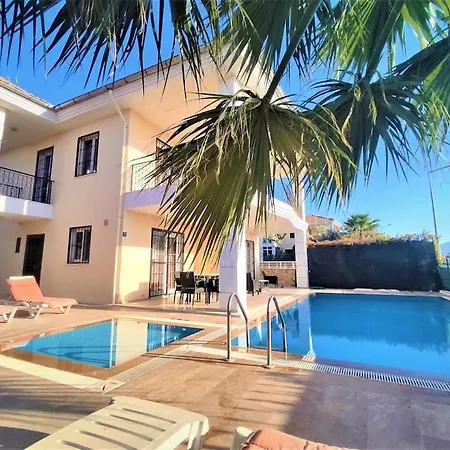 Deniz Manzarali Korunakli Oezel Havuzlu Lueks * Kusadasi