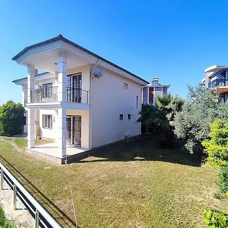 Deniz Manzarali Korunakli Oezel Havuzlu Lueks *