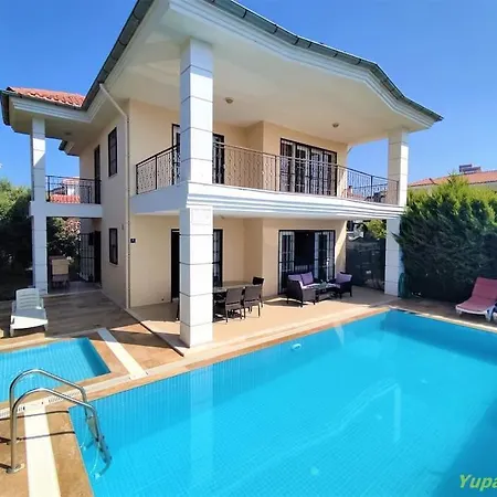Deniz Manzarali Korunakli Oezel Havuzlu Lueks Villa