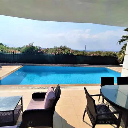 Deniz Manzarali Korunakli Oezel Havuzlu Lueks * Kusadasi