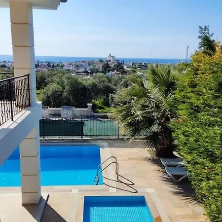 Deniz Manzarali Korunakli Oezel Havuzlu Lueks Kusadası